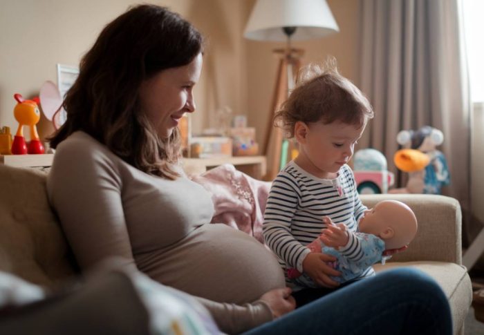 Comment préparer l’arrivée d’un deuxième enfant : gérer l’organisation et les émotions
