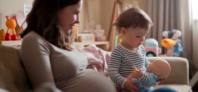 Comment préparer l’arrivée d’un deuxième enfant : gérer l’organisation et les émotions