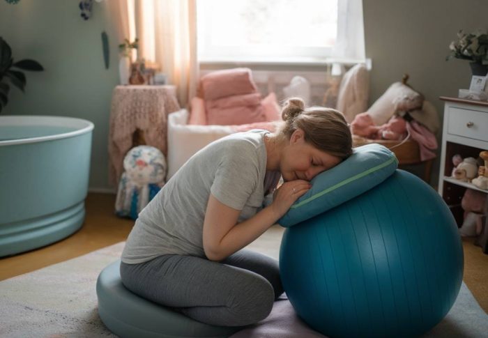 Les nouvelles tendances postnatales pour un accouchement serein : hypnose, acupuncture, et autres méthodes