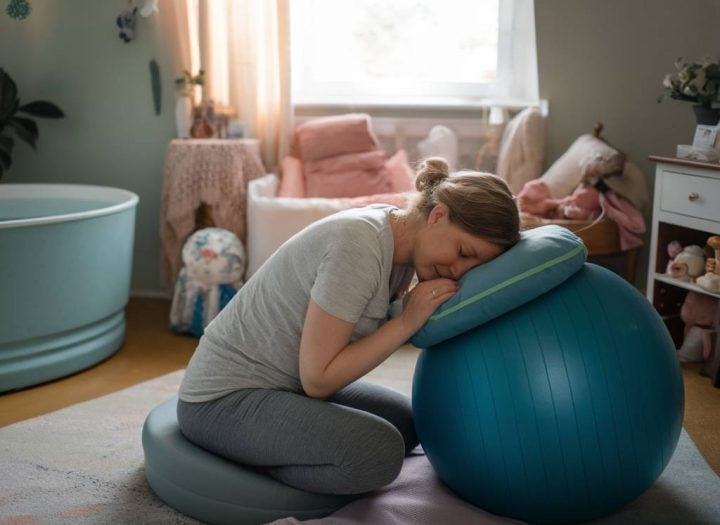 Les nouvelles tendances postnatales pour un accouchement serein : hypnose, acupuncture, et autres méthodes