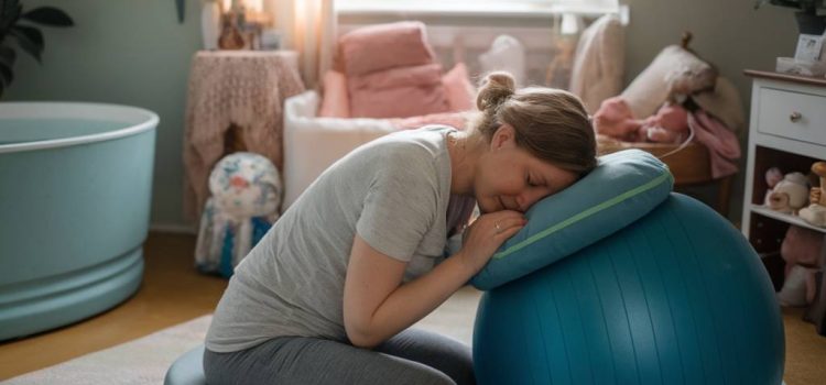Les nouvelles tendances postnatales pour un accouchement serein : hypnose, acupuncture, et autres méthodes