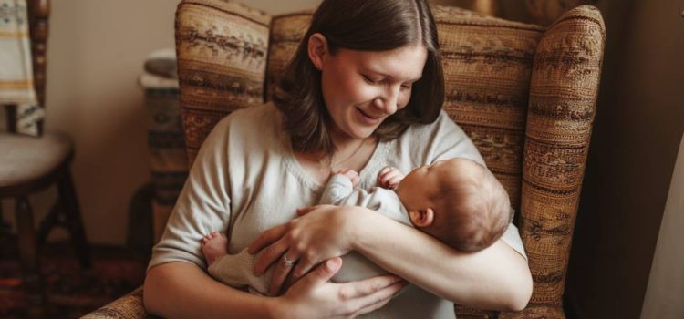 « 10 astuces pour renforcer votre énergie post-accouchement et mieux profiter de votre nouveau rôle de maman »
