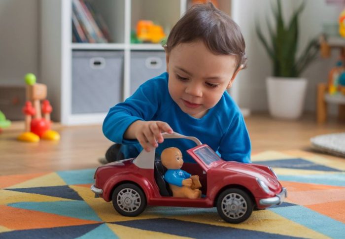Comment favoriser l’autonomie des tout-petits grâce à l’éducation bienveillante au quotidien ?
