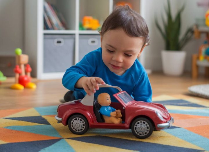 Comment favoriser l’autonomie des tout-petits grâce à l’éducation bienveillante au quotidien ?