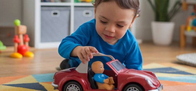 Comment favoriser l’autonomie des tout-petits grâce à l’éducation bienveillante au quotidien ?