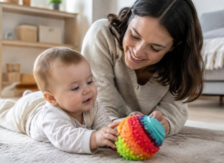 Éveil sensoriel de bébé : 10 activités simples à faire à la maison