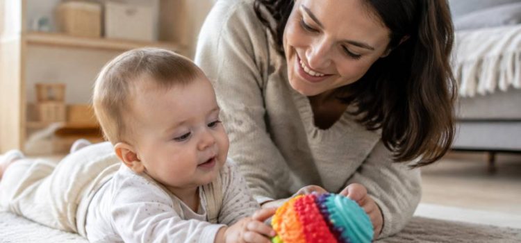 Éveil sensoriel de bébé : 10 activités simples à faire à la maison